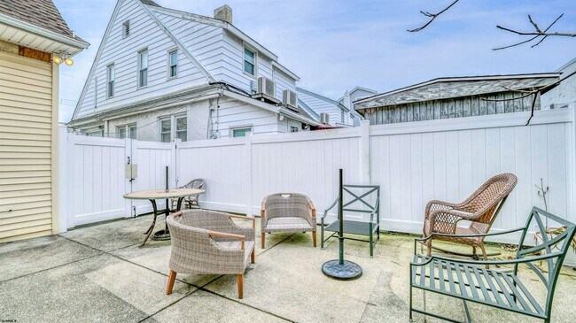 Building Photo - 120 N Newport Ave