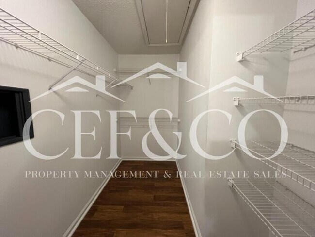 Building Photo - Lovely 2 bedroom 2 bathroom townhome now available.