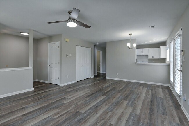 Building Photo - Beautiful 2 bed 2.5 bath Condo. Move-in Re...