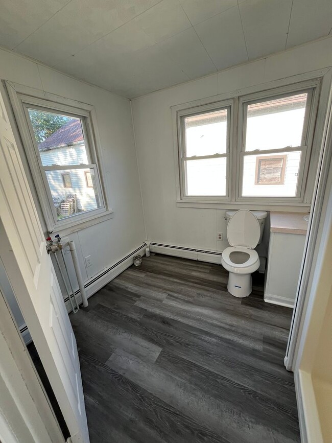 Building Photo - 3 Bedroom, 2 Bathroom Single Family Home i...