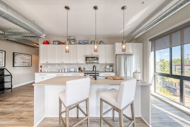 Building Photo - Stunning 1 Bed, 1 Bath Apartment in Downto...