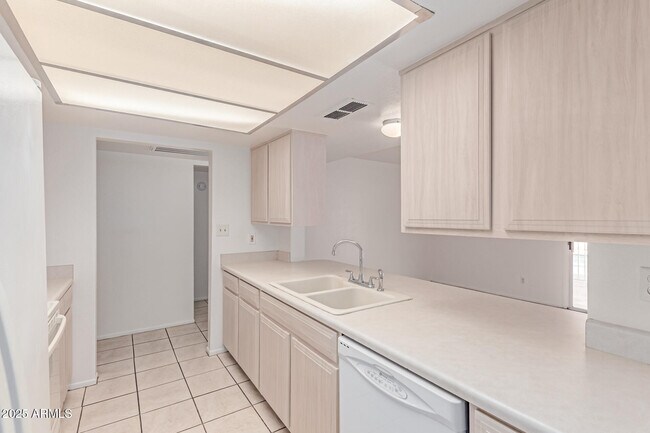 Building Photo - 5528 W Calavar Rd