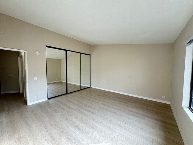 Building Photo - Spacious 2Bd/2Ba Condo w/Bonus Office, Garage and A/C!