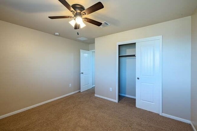 Building Photo - 402 Zenith Rd