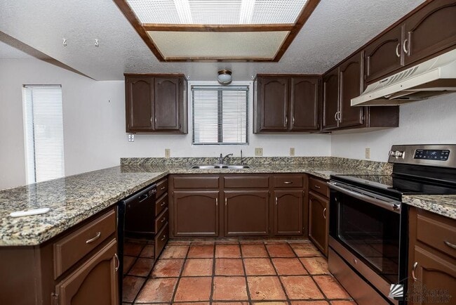 Building Photo - 770 W 37th St