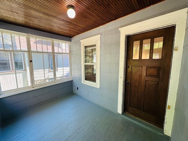 Building Photo - Charming 2-Bedroom Home with Hardwood Floo...