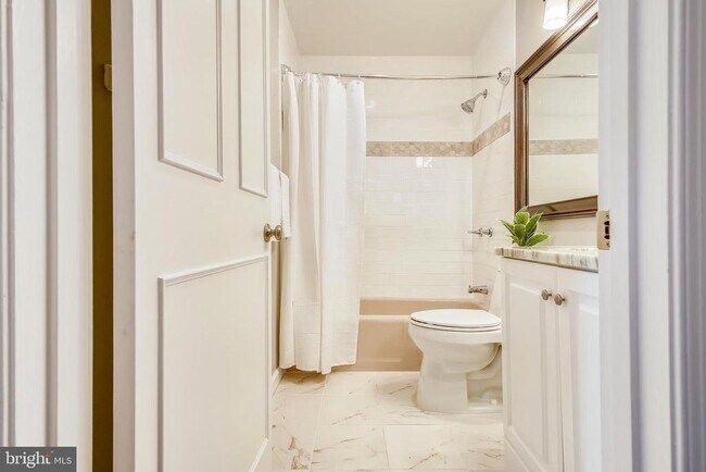 Building Photo - 1101 S Arlington Ridge Rd