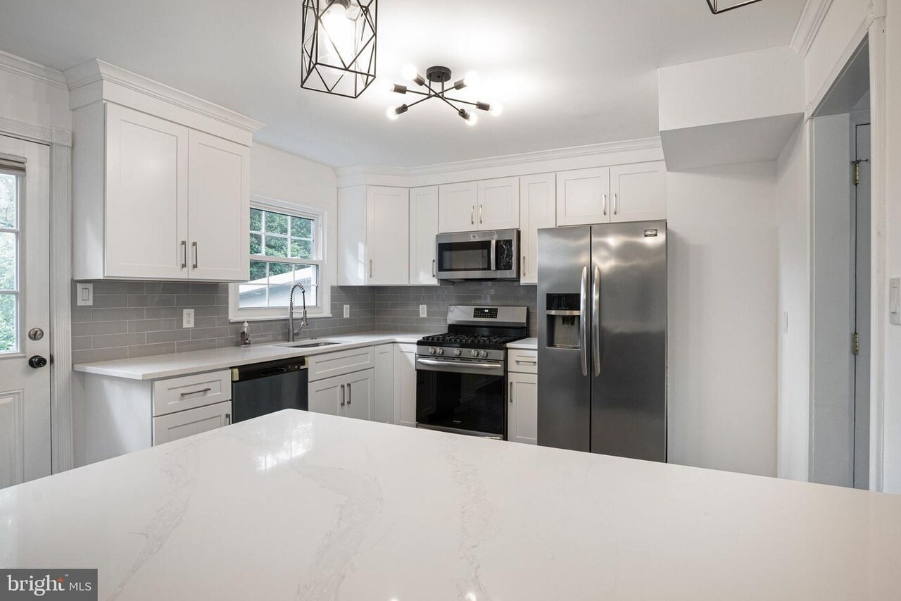 Building Photo - 4809 Camelot St