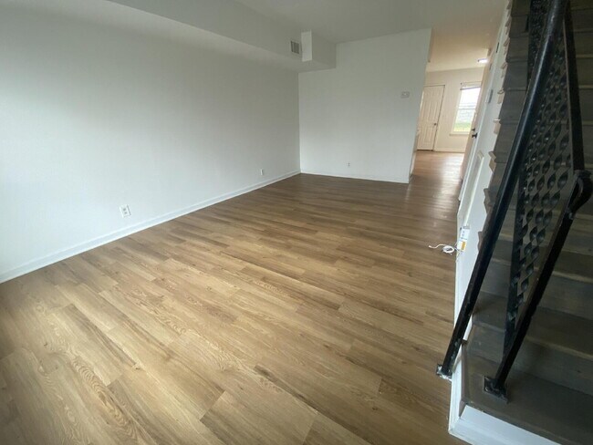 Building Photo - Charming 2 Bed, 1.5 Bath in the Heart of East Nashville