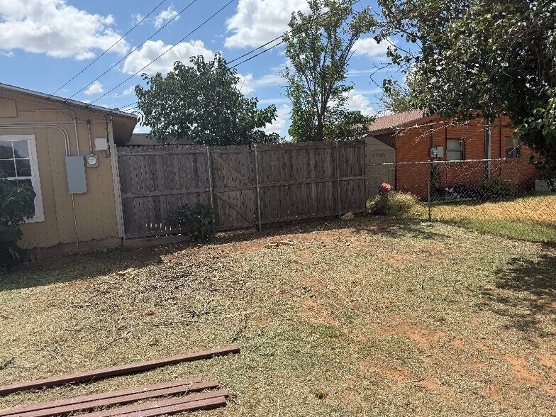 Building Photo - 912 W 36th St