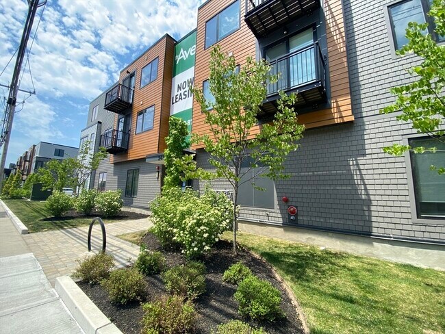 Building Photo - 345 Pleasant St