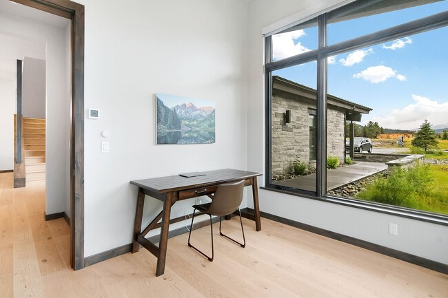 Building Photo - Luxury ski season rental is an entertainer...