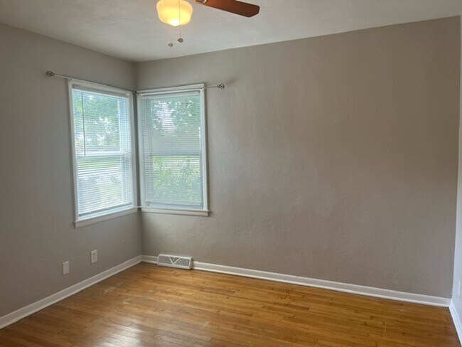 Building Photo - Super Cute 2 Bed 1 Bath House!