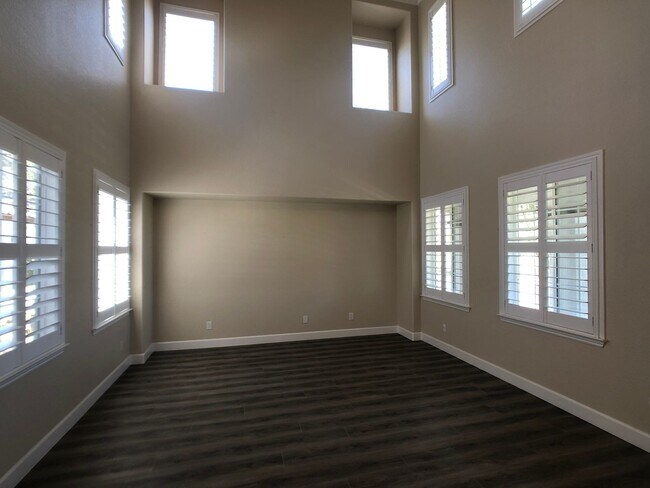 Building Photo - Stunning Eagle Ridge Home