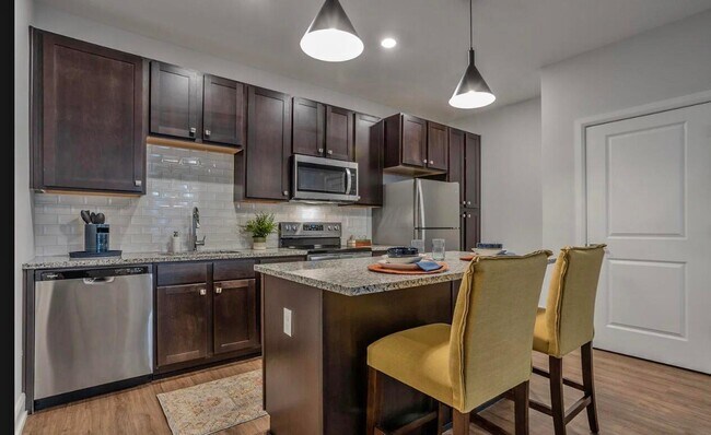 Building Photo - 1020 Lusso Ave