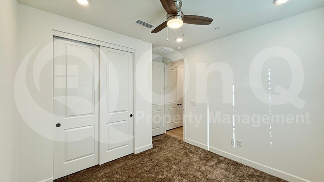 Building Photo - 2121 W Sonoran Desert Dr