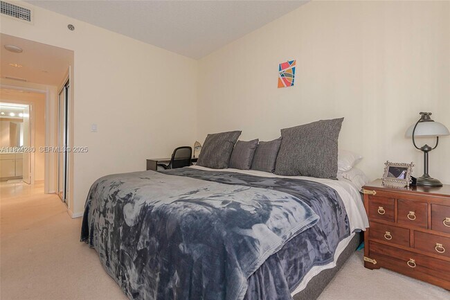 Building Photo - 2000 Island Blvd