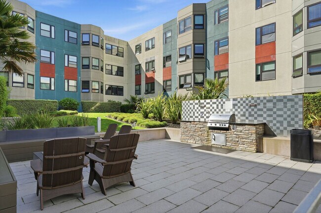 Building Photo - 2000 Post St