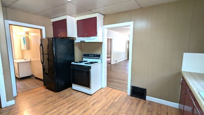 Building Photo - 1674 Manz St