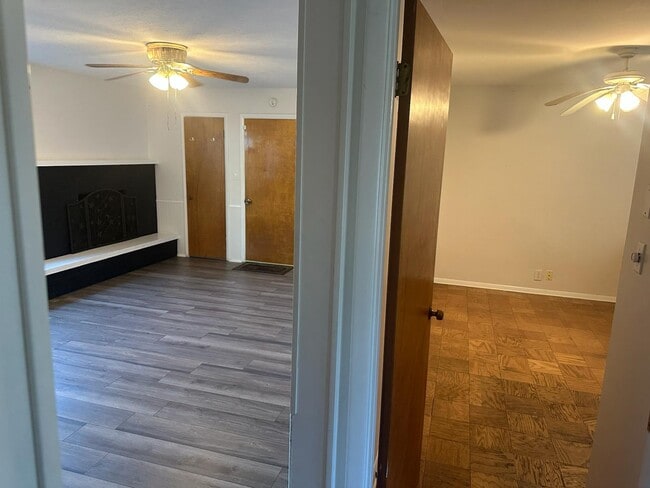 Building Photo - 4305 E Maple Manor Pkwy