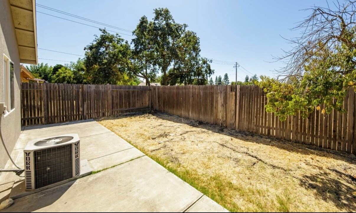 Building Photo - 210 Cordova Ln