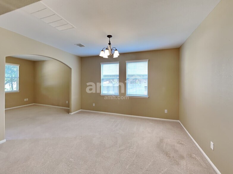 Building Photo - 633 Rocky Hollow Ln