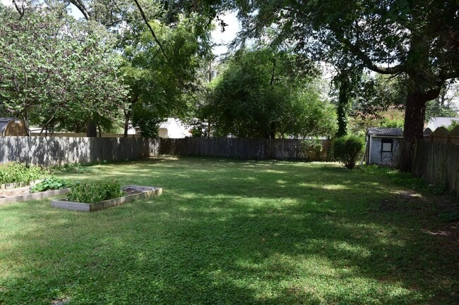 Building Photo - Nice Westend Brick home in the U of R area