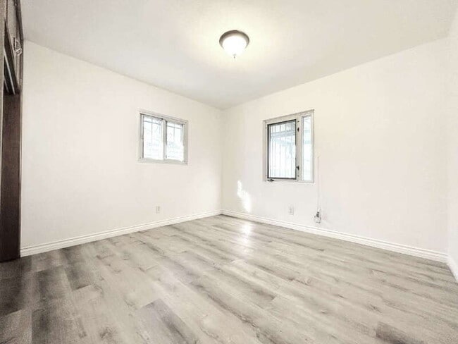 Building Photo - 439 W Buckthorn St