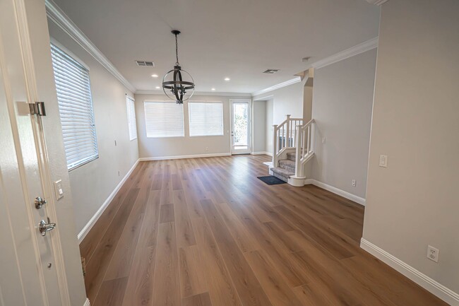 Building Photo - Charming 3-Bedroom Mariposa Townhome for R...