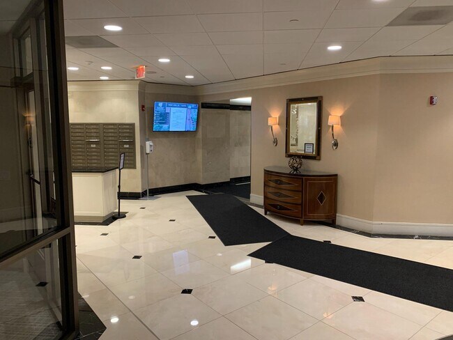 Building Photo - 901 N Monroe St