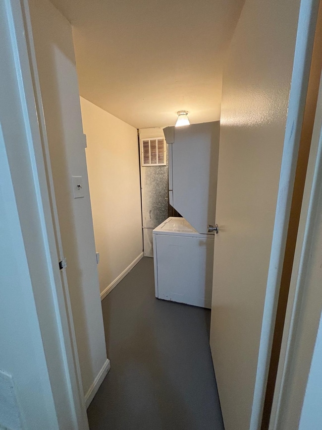 Building Photo - Charming Townhome in Prime Annandale Location