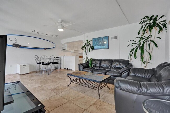 Building Photo - 2760 Yacht Club Blvd