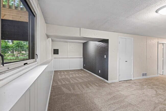 Building Photo - 8370 6th St NE