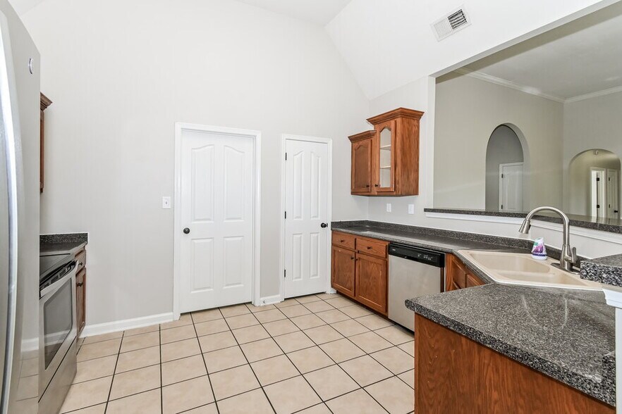 Building Photo - 2552 Pyramid Dr