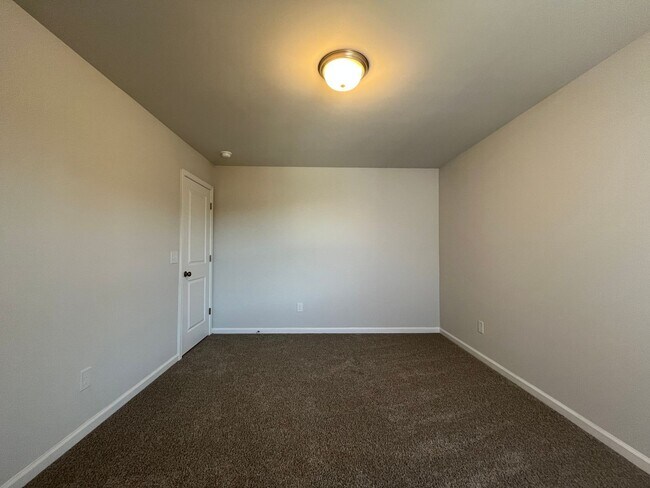 Building Photo - New 4/3 Townhome Available Now