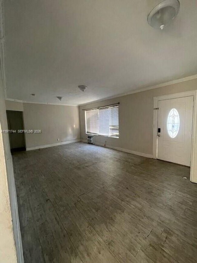Building Photo - 121 NE 169th Terrace
