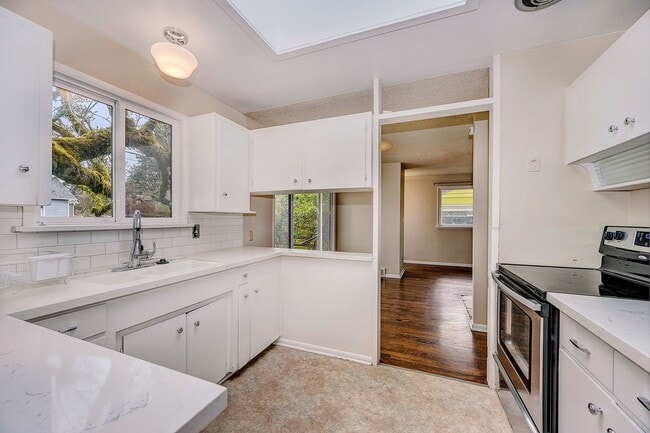 Building Photo - Maple Leaf Rambler