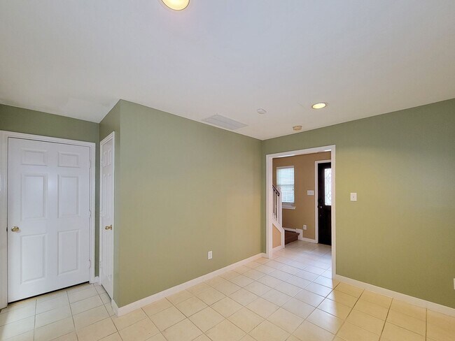 Building Photo - Great opportunity to lease a wonderful town home in the Montrose /Midtown location and within eas...