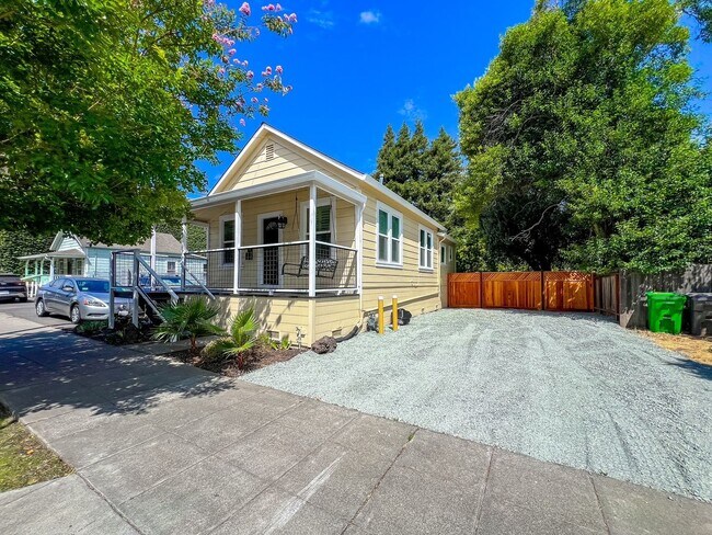 Building Photo - Charming Downtown Napa Cottage with Large Fenced Yard & Ample Parking