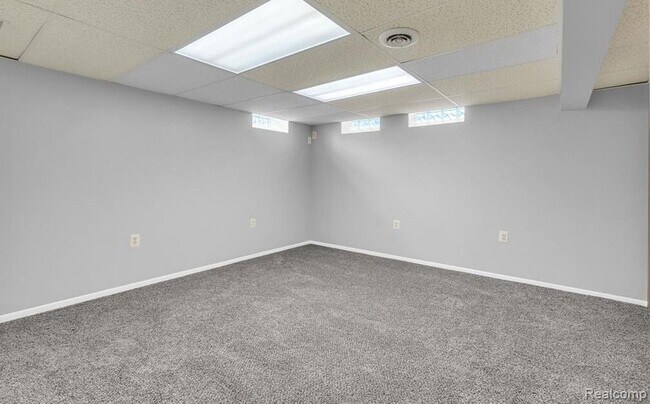 Building Photo - 1921 Vine Way Dr