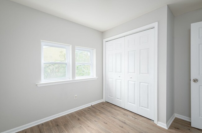 Building Photo - TAKE A SECOND LOOK AT THIS END-UNIT TOWNHOME