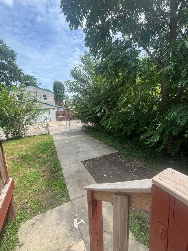 Building Photo - Gorgeous Updated 5 Bedroom/2.5 Bath House!