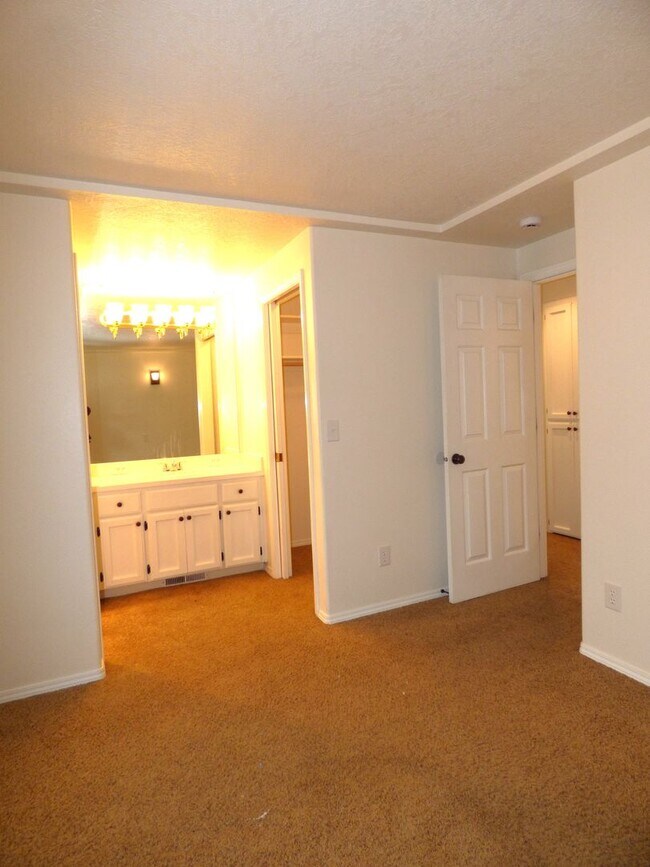 Building Photo - 3 Bed 2 bath home in North Salem!