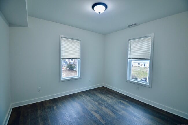 Building Photo - 21 Nichols St