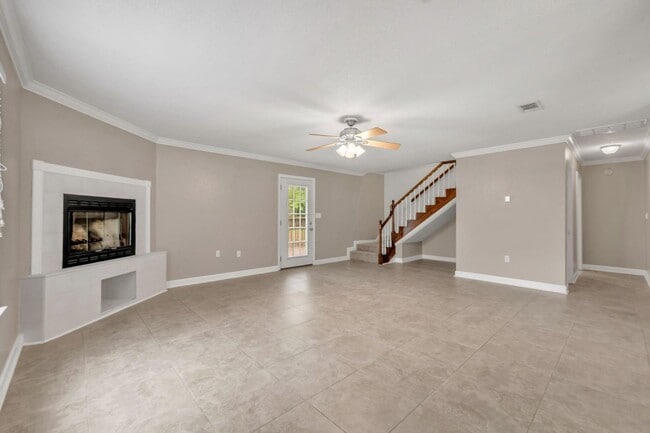 Building Photo - Beautiful 3-Bedroom Home with Downstairs Primary Suite in Foxwood Estates!