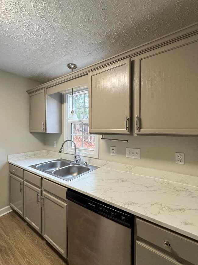 Building Photo - Charming 3 Bed 2 Bath Home in Jack Britt