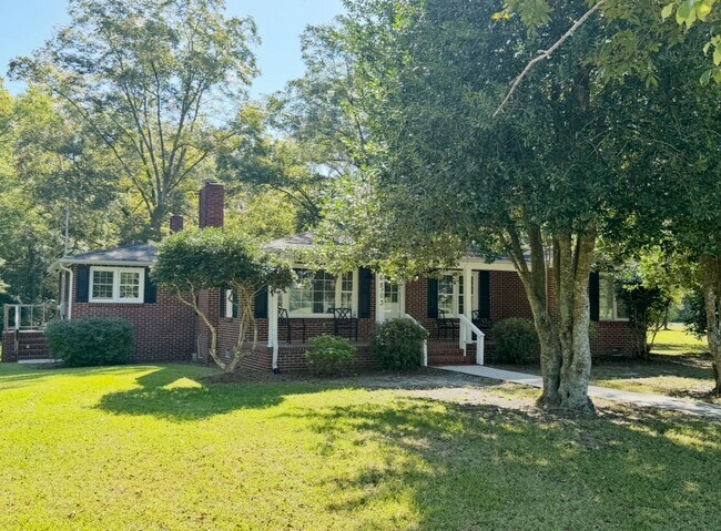 Building Photo - Beautiful home surrounded by nature & beauty!