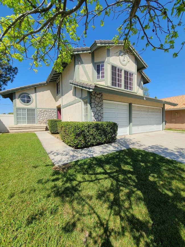 Building Photo - Two-Story 4-Bedroom Home in San Bernardino!