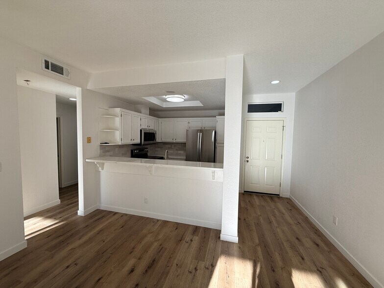 Building Photo - 1701 Parkview Green Cir