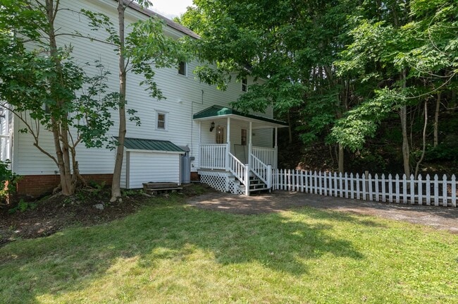 Building Photo - Beatiful 4 Bed Downtown Bath House